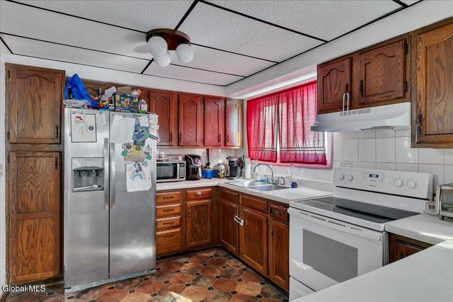 16 Billings Avenue, Troy, NY 12180