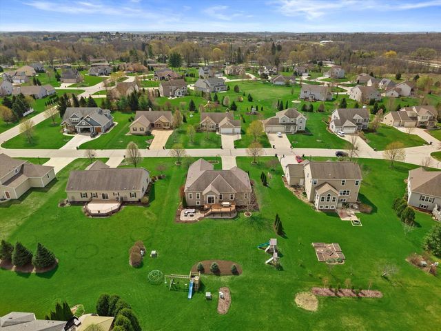N42W22814 Beacon COURT, Pewaukee, WI 53072