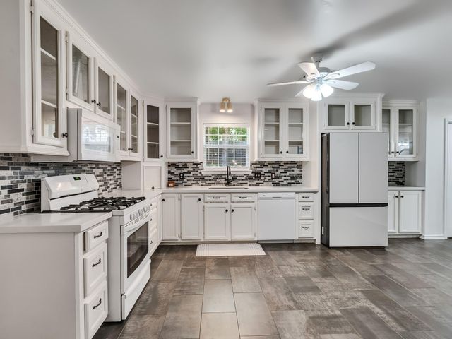 1928 Greentree Drive, Huntsville, TX 77340