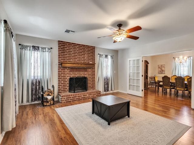 1928 Greentree Drive, Huntsville, TX 77340