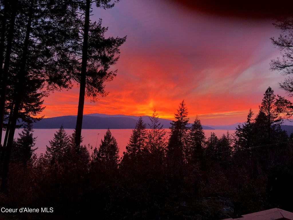 707 Eagen Mountain Dr, Hope, ID 83836