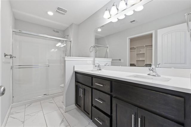 12434 Live Oak Circle, Peculiar, MO 64078
