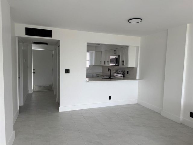 112 Royal Park Drive 4b, Oakland Park, FL 33309