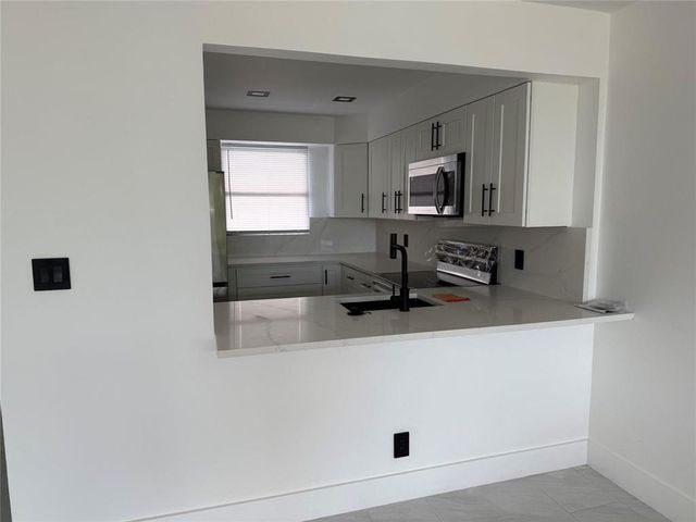 112 Royal Park Drive 4b, Oakland Park, FL 33309