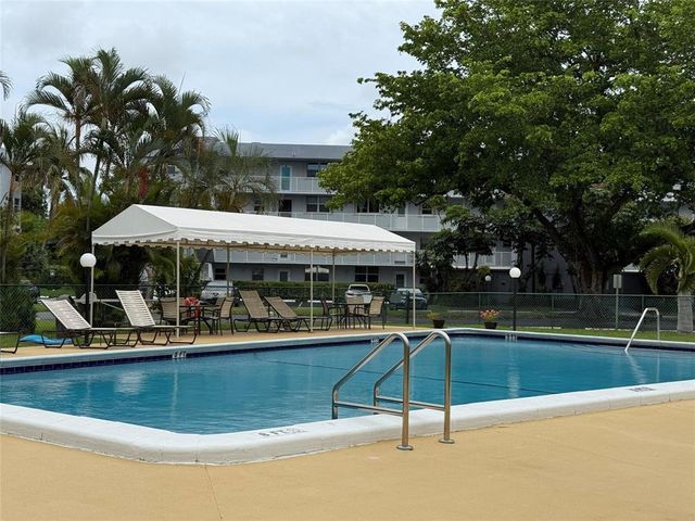 112 Royal Park Drive 4b, Oakland Park, FL 33309