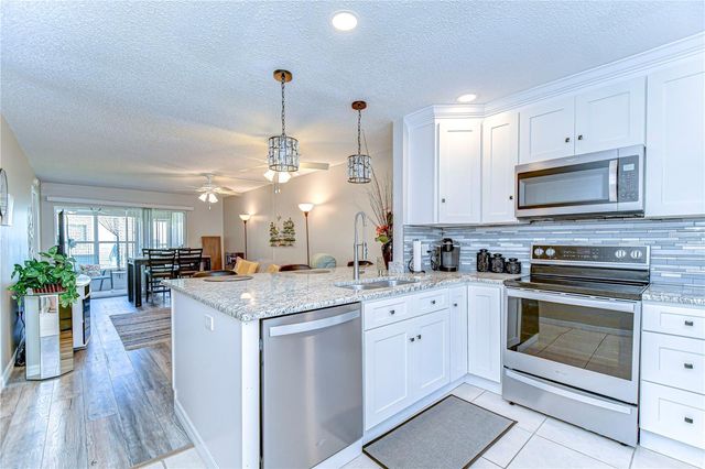 13870 OAKWOOD LANE 13870, Seminole, FL 33776