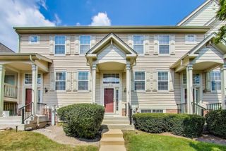 985 Manchester Circle 985, Grayslake, IL 60030