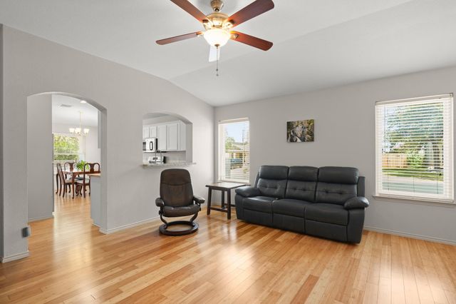 1511 Nettie DR, Leander, TX 78641