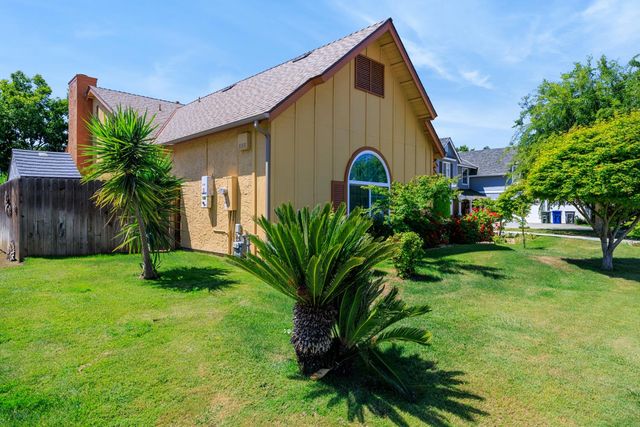2154 Wrenwood Avenue, Clovis, CA 93611
