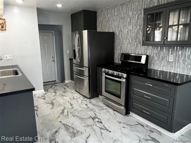 39394 Carrie Drive, Sterling Heights, MI 48313