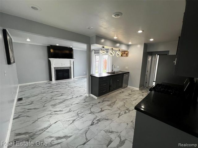 39394 Carrie Drive, Sterling Heights, MI 48313