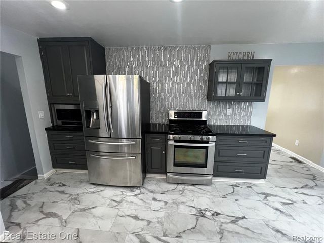 39394 Carrie Drive, Sterling Heights, MI 48313