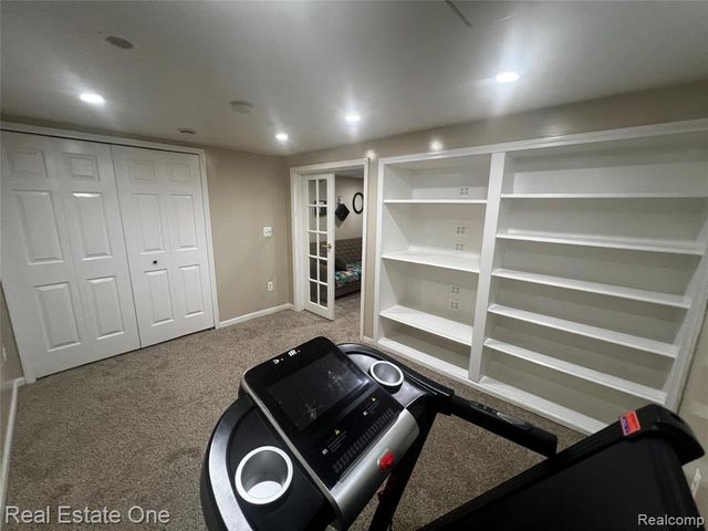 39394 Carrie Drive, Sterling Heights, MI 48313