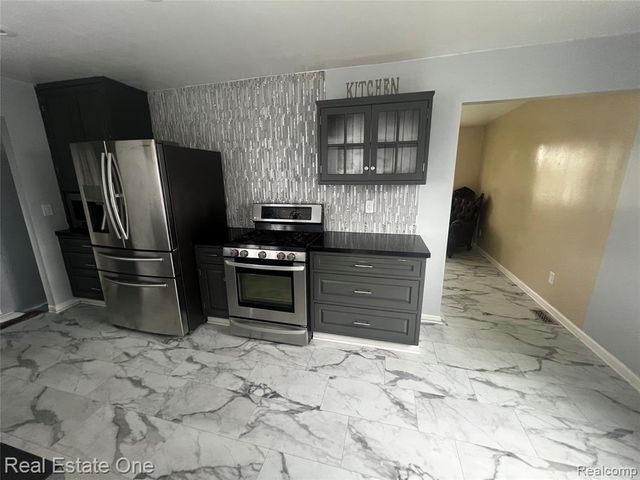 39394 Carrie Drive, Sterling Heights, MI 48313