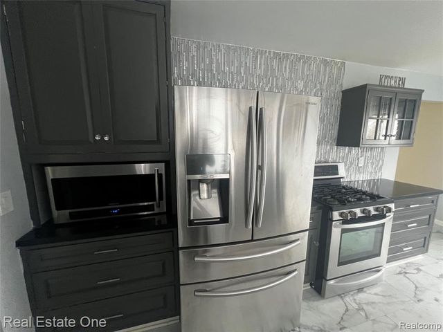 39394 Carrie Drive, Sterling Heights, MI 48313