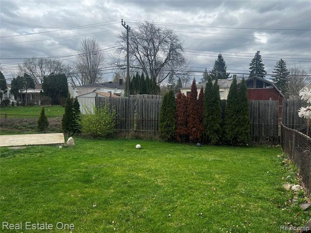 39394 Carrie Drive, Sterling Heights, MI 48313