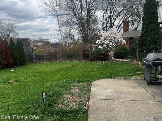 39394 Carrie Drive, Sterling Heights, MI 48313