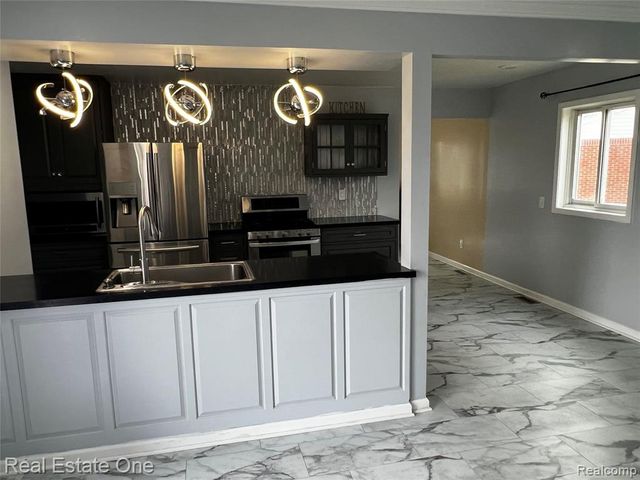 39394 Carrie Drive, Sterling Heights, MI 48313