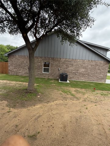 106 Woodard Avenue, Cleburne, TX 76033