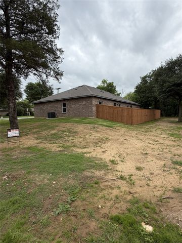 106 Woodard Avenue, Cleburne, TX 76033