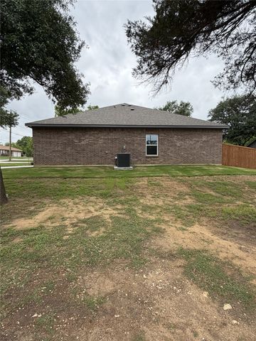 106 Woodard Avenue, Cleburne, TX 76033
