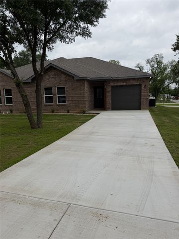 106 Woodard Avenue, Cleburne, TX 76033