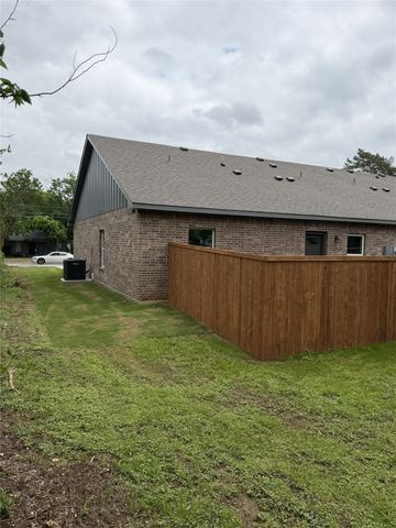 106 Woodard Avenue, Cleburne, TX 76033