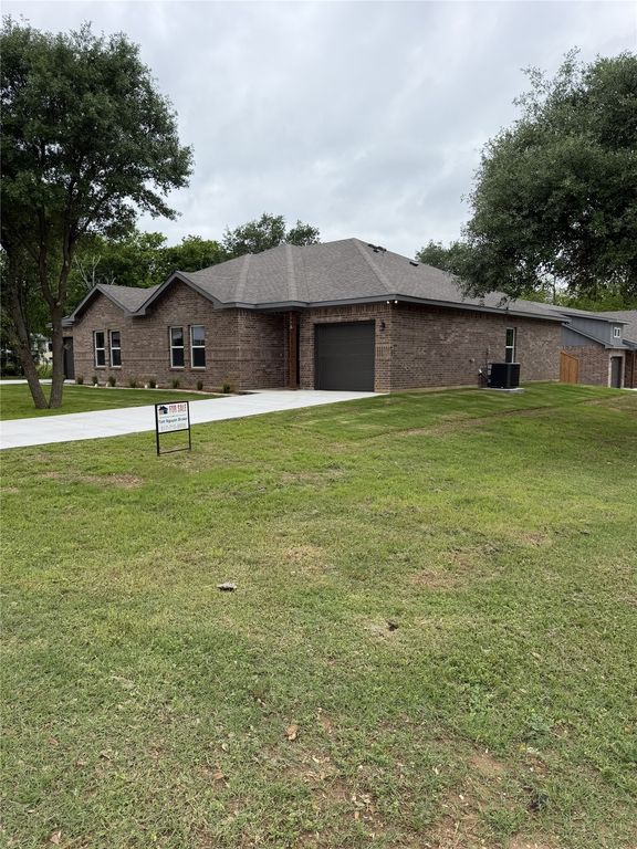 106 Woodard Avenue, Cleburne, TX 76033