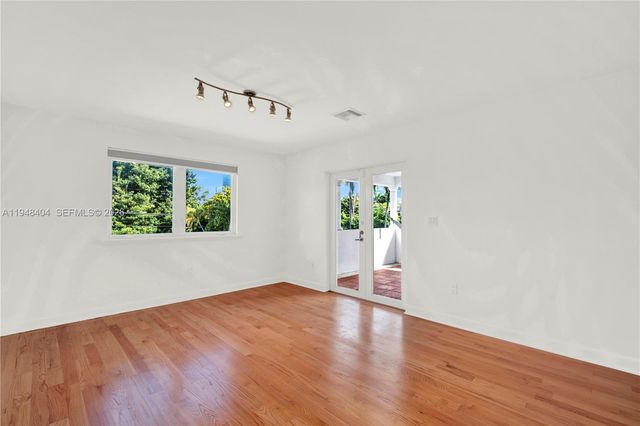 527 SW 20th Rd, Miami, FL 33129