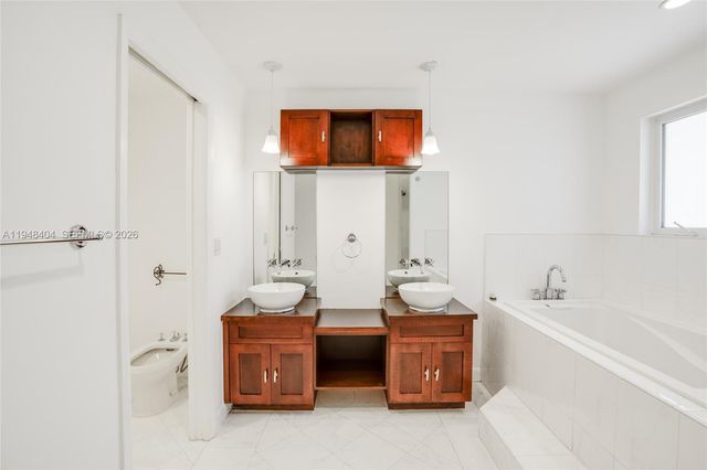 527 SW 20th Rd, Miami, FL 33129