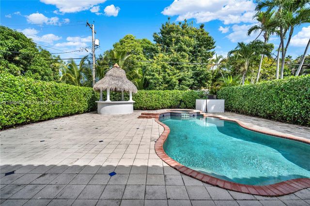 527 SW 20th Rd, Miami, FL 33129