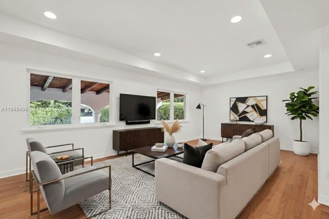 527 SW 20th Rd, Miami, FL 33129