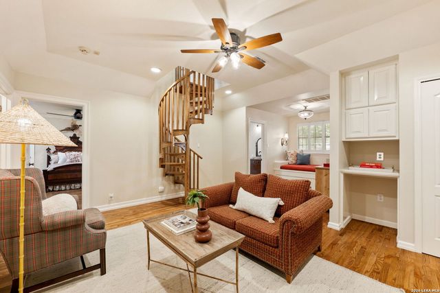 2 CHATSWORTH WAY, San Antonio, TX 78209