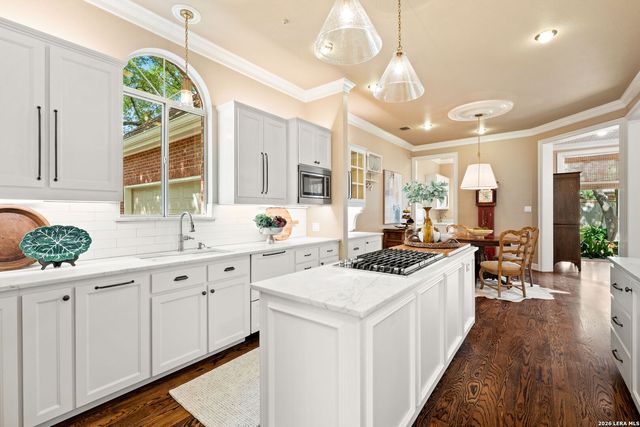 2 CHATSWORTH WAY, San Antonio, TX 78209
