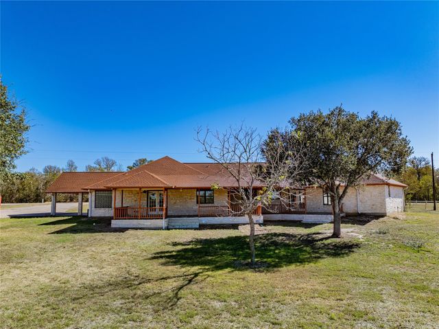 407 Raymond Road, La Grange, TX 78945