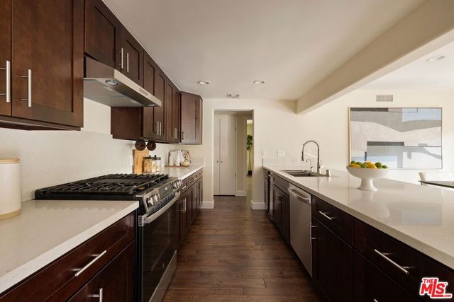 22910 Collins Street, Woodland Hills, CA 91367