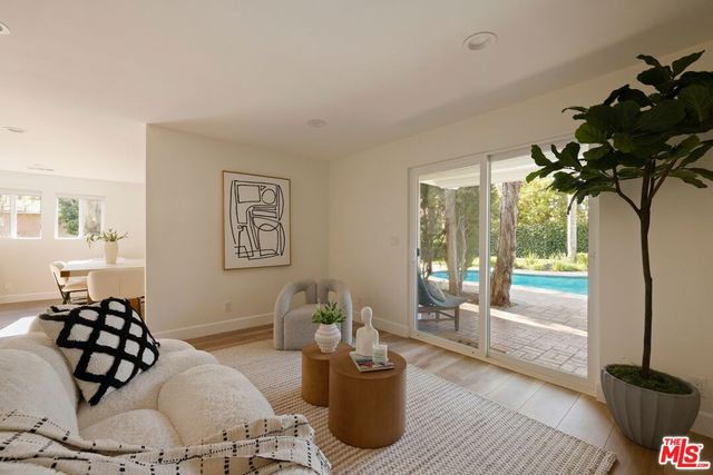 22910 Collins Street, Woodland Hills, CA 91367