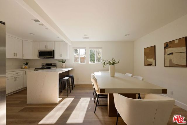 22910 Collins Street, Woodland Hills, CA 91367