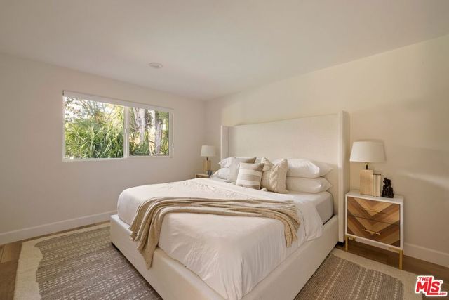 22910 Collins Street, Woodland Hills, CA 91367