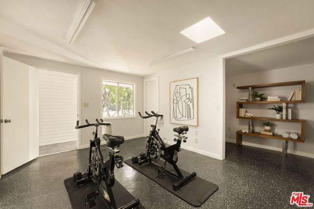 22910 Collins Street, Woodland Hills, CA 91367