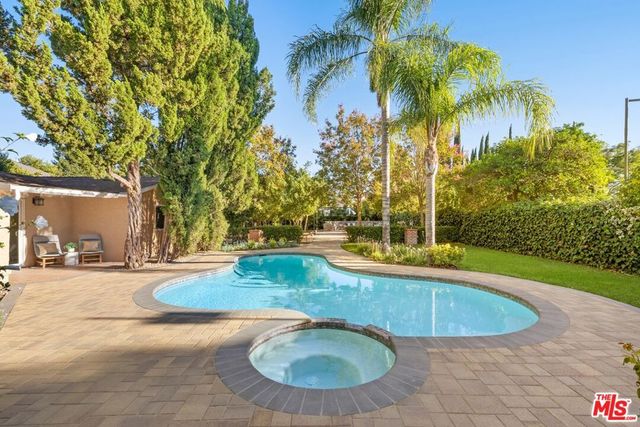 22910 Collins Street, Woodland Hills, CA 91367