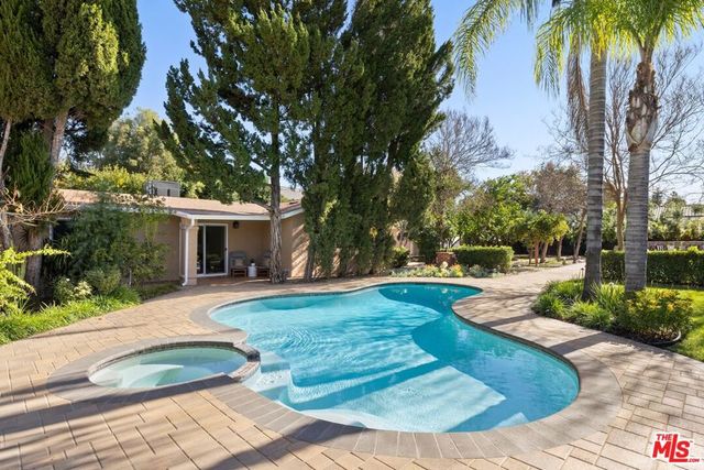 22910 Collins Street, Woodland Hills, CA 91367