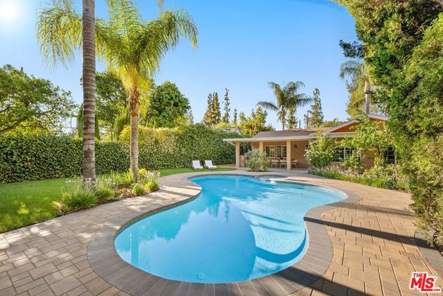 22910 Collins Street, Woodland Hills, CA 91367