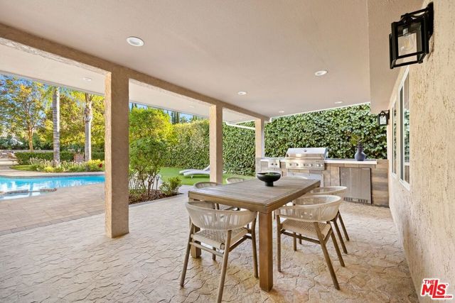 22910 Collins Street, Woodland Hills, CA 91367