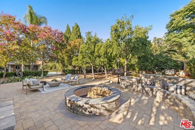 22910 Collins Street, Woodland Hills, CA 91367