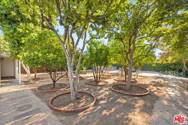 22910 Collins Street, Woodland Hills, CA 91367