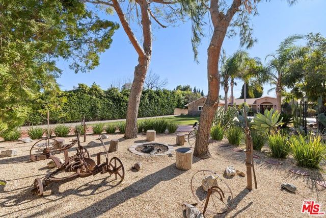 22910 Collins Street, Woodland Hills, CA 91367