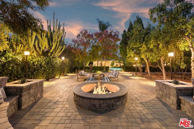 22910 Collins Street, Woodland Hills, CA 91367