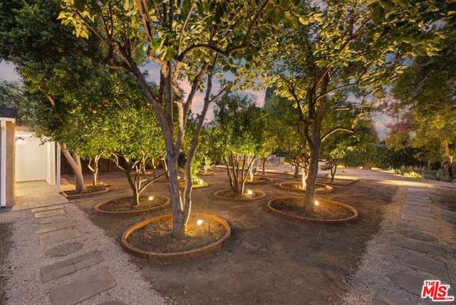 22910 Collins Street, Woodland Hills, CA 91367