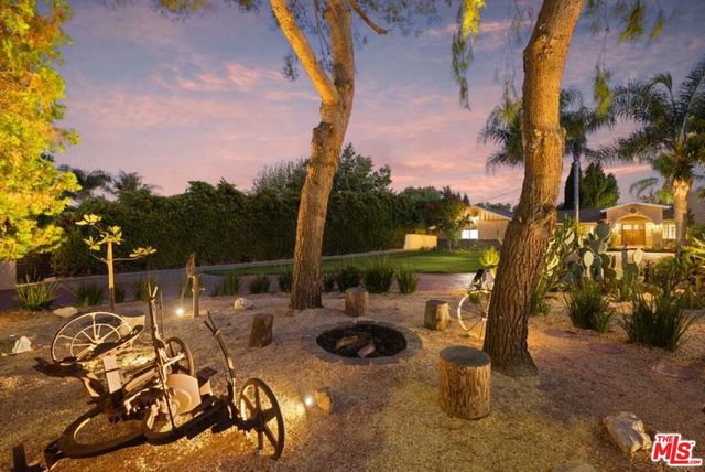 22910 Collins Street, Woodland Hills, CA 91367